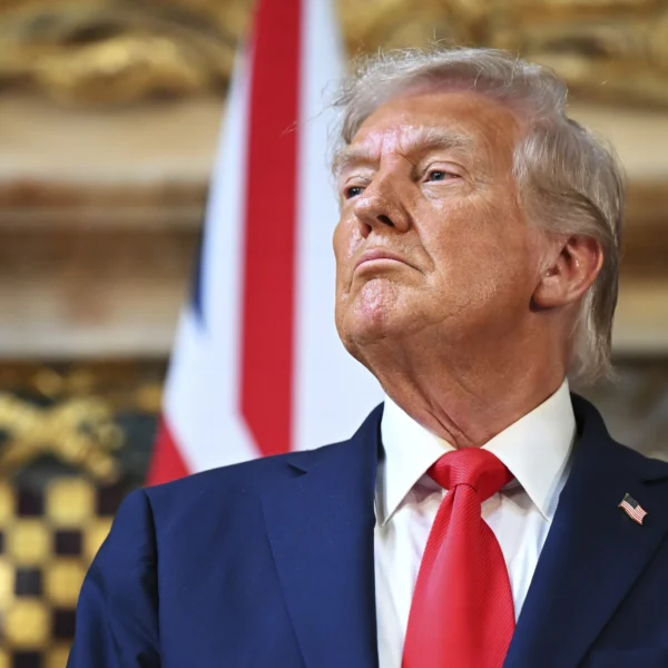 Un juez federal en Florida desestimó la demanda de 15 mil millones de dólares que Donald Trump presentó contra The New York Times por presunta difamación. Foto: AP.