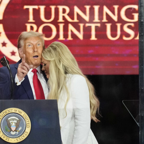 Durante un homenaje en Arizona, Donald Trump calificó el asesinato del activista Charlie Kirk como un ataque contra todo el movimiento conservador. Foto: AP.
