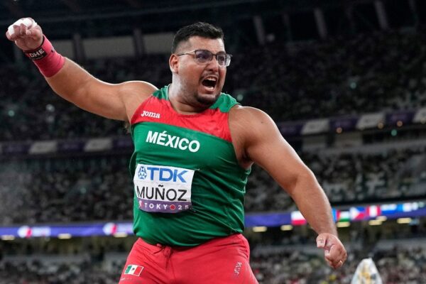 Uziel Muñoz marcó un hecho histórico para el atletismo mexicano al ganar la medalla de plata en impulso de bala en el Mundial de Tokio. Foto: AP.