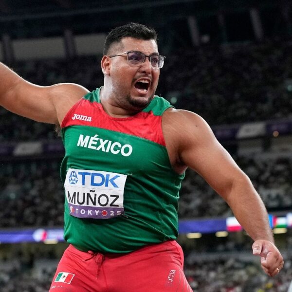Uziel Muñoz marcó un hecho histórico para el atletismo mexicano al ganar la medalla de plata en impulso de bala en el Mundial de Tokio. Foto: AP.
