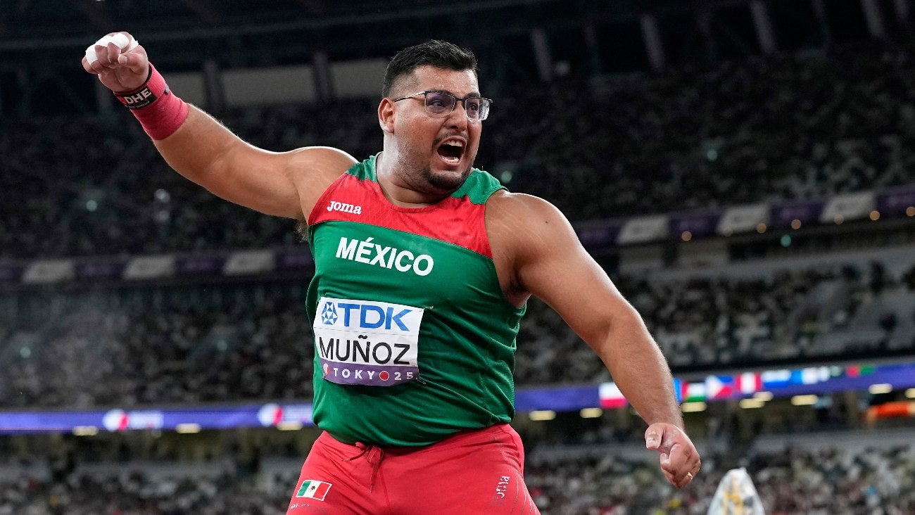 Uziel Muñoz marcó un hecho histórico para el atletismo mexicano al ganar la medalla de plata en impulso de bala en el Mundial de Tokio. Foto: AP.