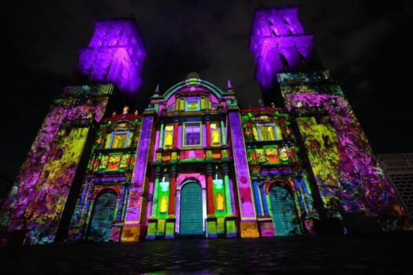 La Catedral de Puebla se iluminó con el videomapping “Septiembre Brilla”, un espectáculo que mezcla historia, cultura y música en el marco de las fiestas patrias, con funciones gratuitas durante tres días. Foto: Ayto. Puebla.