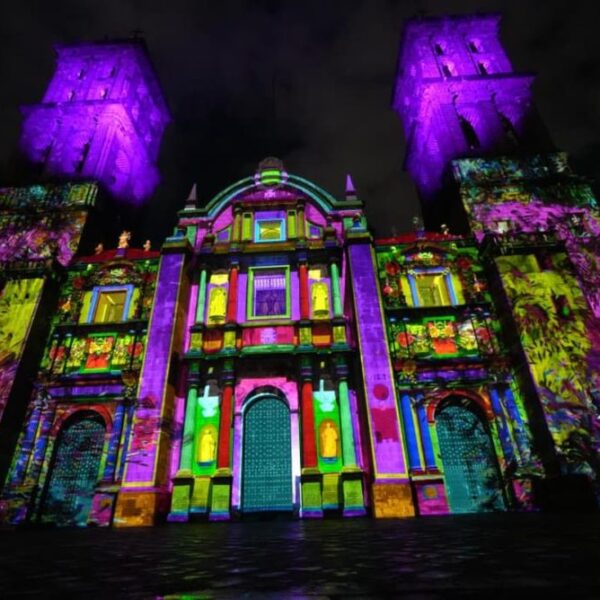 La Catedral de Puebla se iluminó con el videomapping “Septiembre Brilla”, un espectáculo que mezcla historia, cultura y música en el marco de las fiestas patrias, con funciones gratuitas durante tres días. Foto: Ayto. Puebla.
