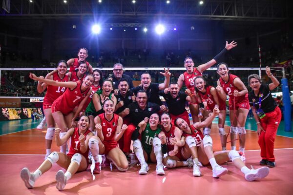 La selección mexicana de voleibol femenino venció 3-2 a Puerto Rico en un intenso partido del NORCECA Final Six 2025 y avanzó a la final, donde buscará el oro frente a Estados Unidos este 21 de septiembre. Foto: NORCECA.