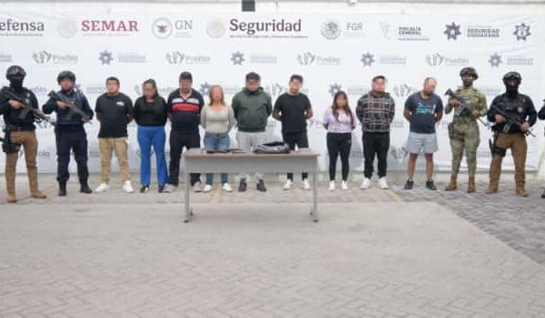 En Puebla capital, un operativo conjunto de la SSC, SSP y Sedena permitió detener a nueve personas que portaban réplicas de armas e inhibidores de señal, presuntamente vinculadas con robos a transporte de carga.
