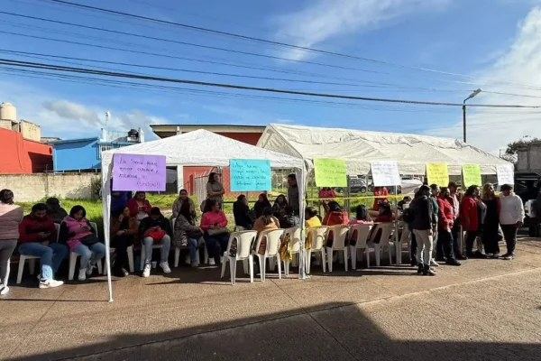 Docentes de la Sierra Norte llevaron sus demandas directamente a la presidenta Claudia Sheinbaum y al gobernador Alejandro Armenta, en defensa de la CORDE con sede en Zacatlán. Foto: Omar Arroyo.