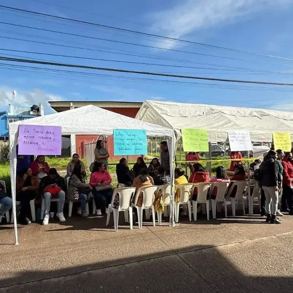 Docentes de la Sierra Norte llevaron sus demandas directamente a la presidenta Claudia Sheinbaum y al gobernador Alejandro Armenta, en defensa de la CORDE con sede en Zacatlán. Foto: Omar Arroyo.
