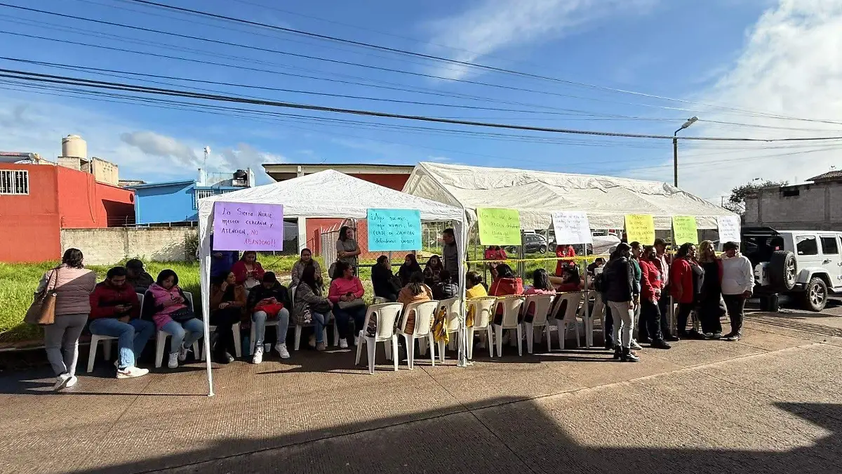 Maestros serranos entregan pliego petitorio a Sheinbaum y Armenta para mantener la CORDE en Zacatlán