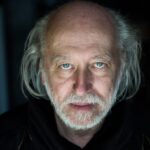 De frases infinitas y mundos en ruinas: László Krasznahorkai gana el Nobel de Literatura 2025.