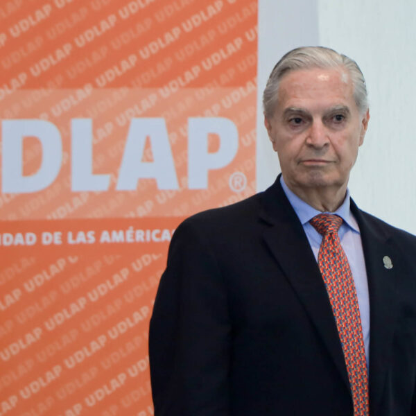 Estudiantes de la UDLAP denunciaron intimidación por parte del rector Luis Ernesto Derbez tras una protesta pacífica para exigir la cancelación de convenio con instituto israelí. Foto: Es Imagen.