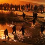 Aunque los cruces de mexicanos hacia Estados Unidos han caído más de 80 % desde el regreso de Trump, las muertes en la frontera se han duplicado este año. Deshidratación, accidentes y ahogamientos cobran la vida de cientos que buscan llegar al norte.
