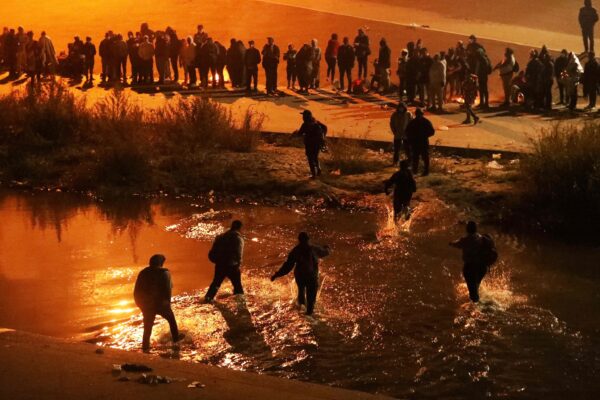 Aunque los cruces de mexicanos hacia Estados Unidos han caído más de 80 % desde el regreso de Trump, las muertes en la frontera se han duplicado este año. Deshidratación, accidentes y ahogamientos cobran la vida de cientos que buscan llegar al norte.