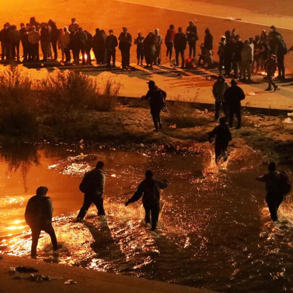 Aunque los cruces de mexicanos hacia Estados Unidos han caído más de 80 % desde el regreso de Trump, las muertes en la frontera se han duplicado este año. Deshidratación, accidentes y ahogamientos cobran la vida de cientos que buscan llegar al norte.