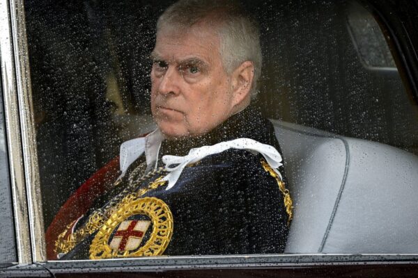 Buckingham Palace confirmó que el príncipe Andrés ya no usará títulos ni distinciones, en un intento por poner fin al escándalo Epstein que ensombrece a la monarquía británica. Foto: El País.