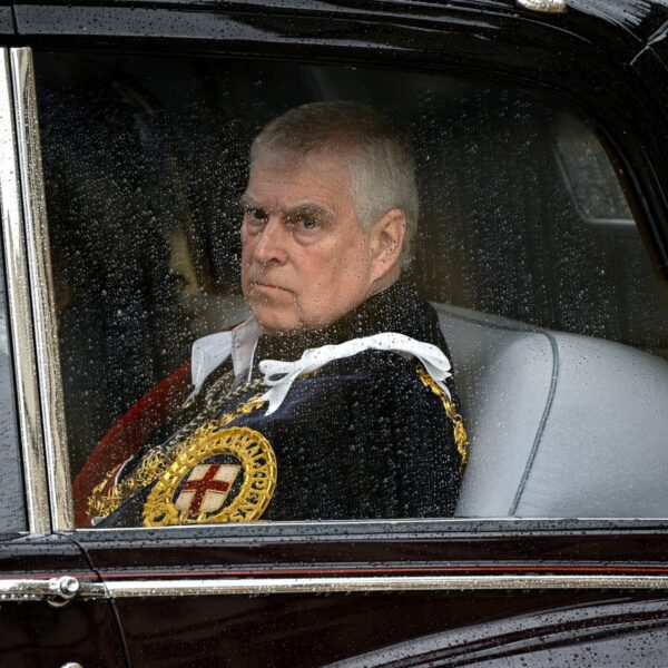 Buckingham Palace confirmó que el príncipe Andrés ya no usará títulos ni distinciones, en un intento por poner fin al escándalo Epstein que ensombrece a la monarquía británica. Foto: El País.