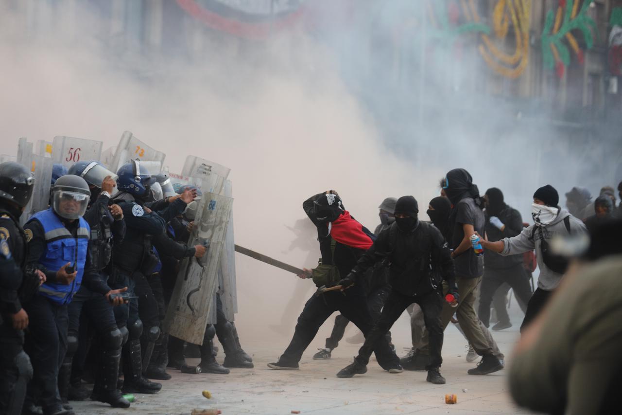 350 encapuchados desatan violencia en marcha del 2 de octubre; 94 policías y 29 civiles resultan heridos
