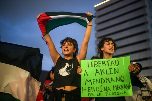 México gestionó la repatriación de seis connacionales detenidos en Israel tras participar en la misión humanitaria Flotilla Global Sumud hacia Gaza. Foto: Milenio.