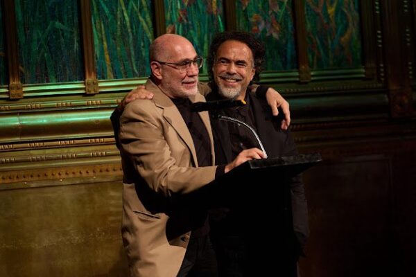 Iñárritu y Arriaga se reencontraron en Bellas Artes para celebrar 25 años de Amores Perros. El abrazo entre ambos no solo conmovió al público, también cerró un ciclo en la historia del cine mexicano.