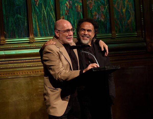 Iñárritu y Arriaga se reencontraron en Bellas Artes para celebrar 25 años de Amores Perros. El abrazo entre ambos no solo conmovió al público, también cerró un ciclo en la historia del cine mexicano.