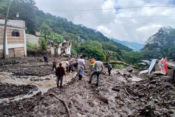“Ya no tenemos comida, sólo alcanza para mañana”, alertó el alcalde de Pahuatlán; el municipio lleva tres días aislado por las lluvias y derrumbes en la Sierra Norte de Puebla