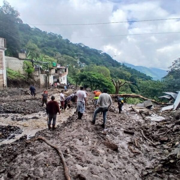 “Ya no tenemos comida, sólo alcanza para mañana”, alertó el alcalde de Pahuatlán; el municipio lleva tres días aislado por las lluvias y derrumbes en la Sierra Norte de Puebla