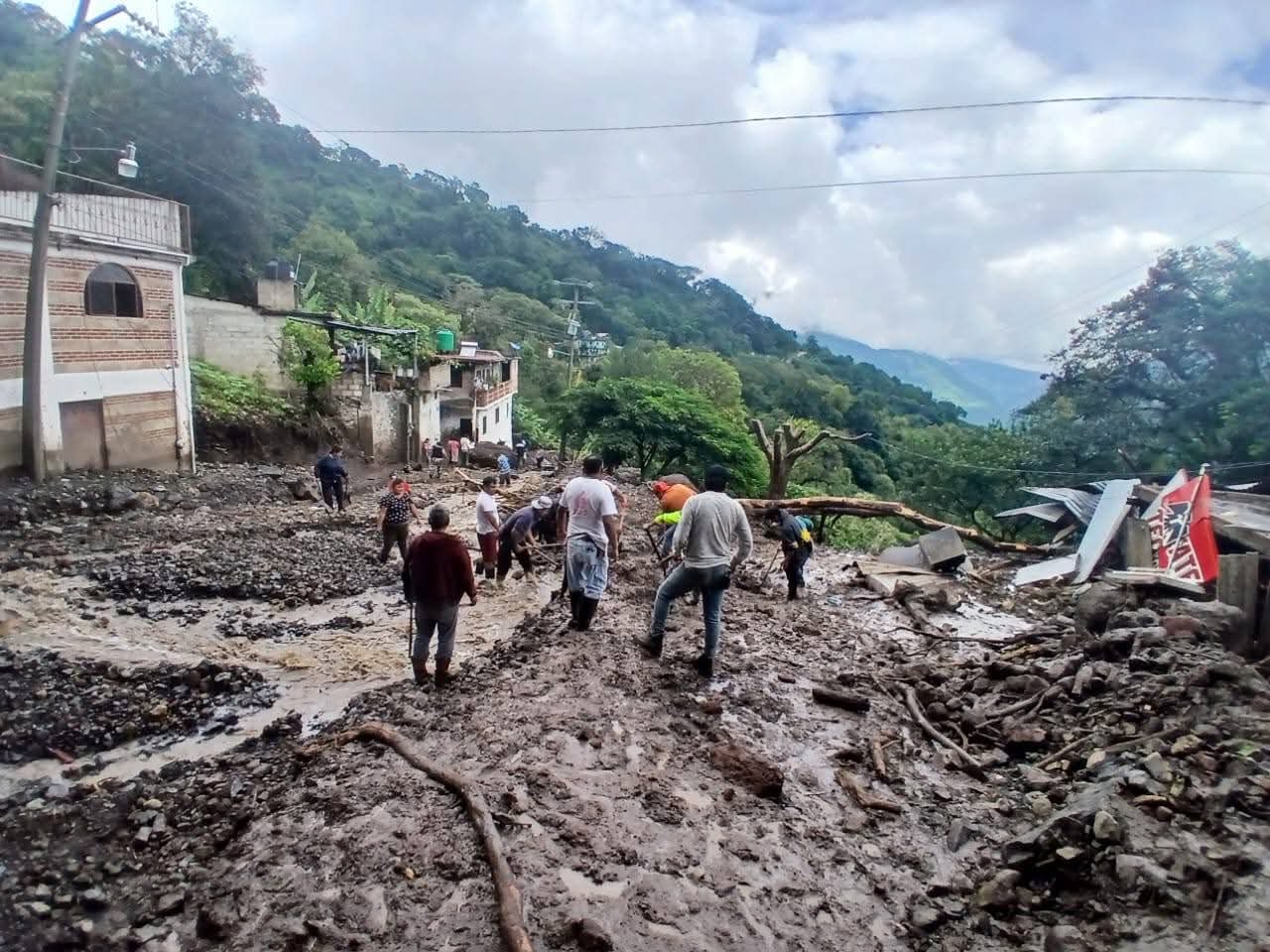 Pahuatlán, aislado y en crisis: tres días sin acceso, sin luz y con comida escasa