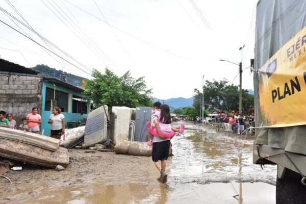 Debido a los daños que dejaron las lluvias, más de 100 escuelas en Puebla resultaron afectadas y se suspenden clases en 19 municipios de la Sierra Norte. Foto: Gobierno de Puebla.