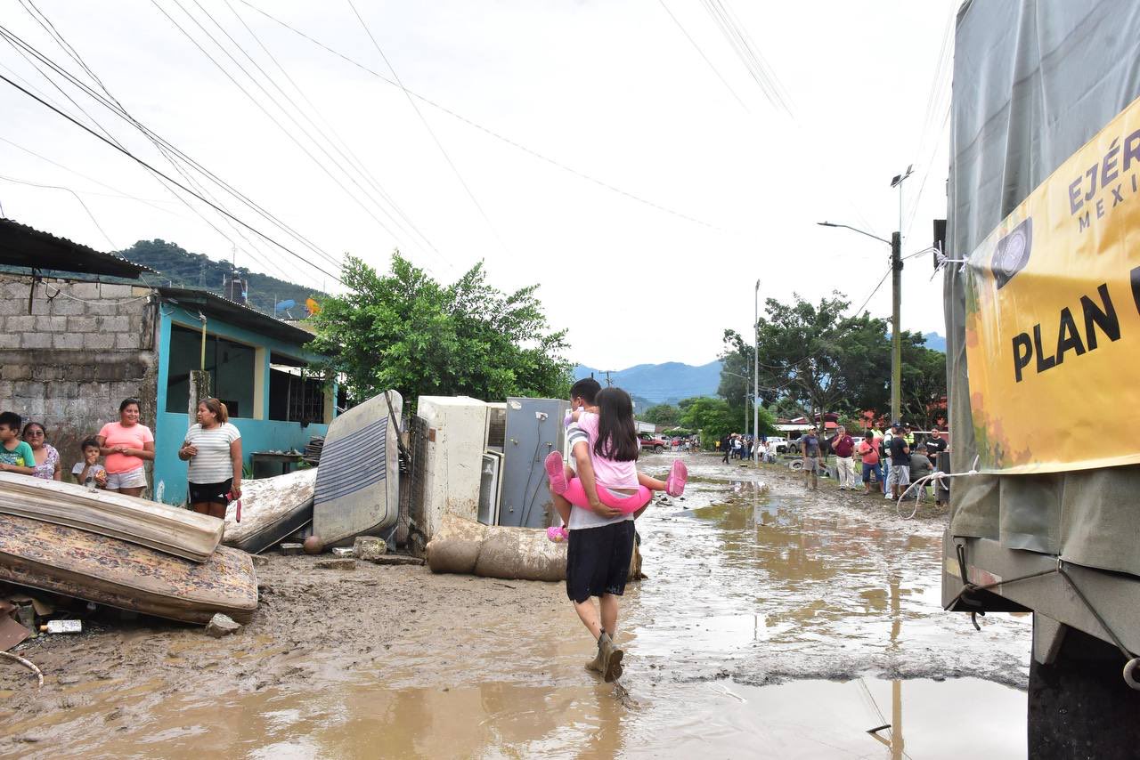 Debido a los daños que dejaron las lluvias, más de 100 escuelas en Puebla resultaron afectadas y se suspenden clases en 19 municipios de la Sierra Norte. Foto: Gobierno de Puebla.