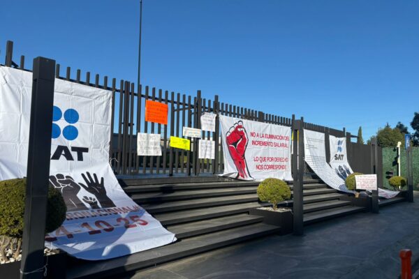 Trabajadores del SAT Puebla se suman al paro nacional. Reclaman falta de pago retroactivo, malas condiciones laborales y exceso de carga de trabajo.