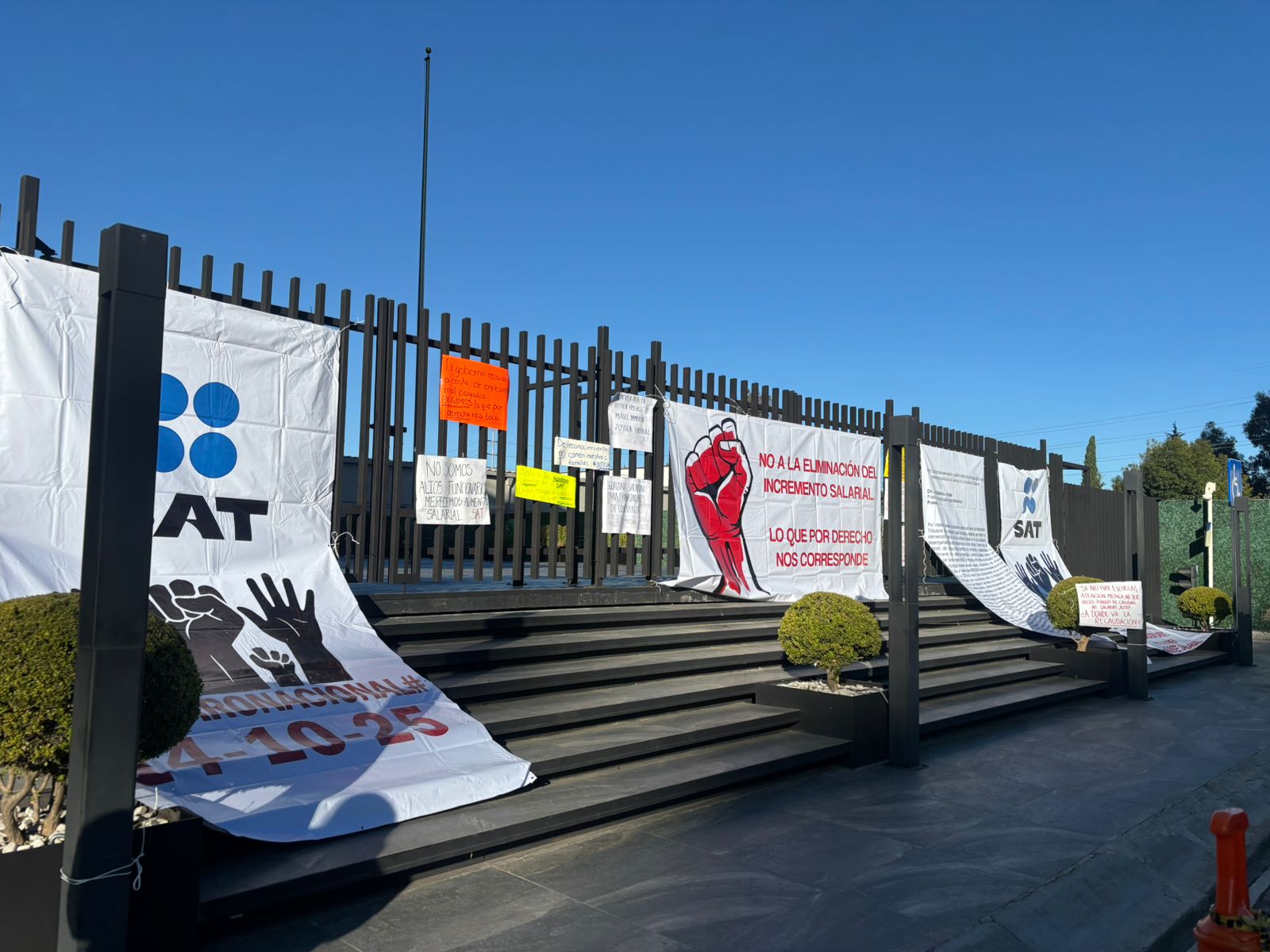 Trabajadores del SAT Puebla se suman al paro nacional. Reclaman falta de pago retroactivo, malas condiciones laborales y exceso de carga de trabajo.