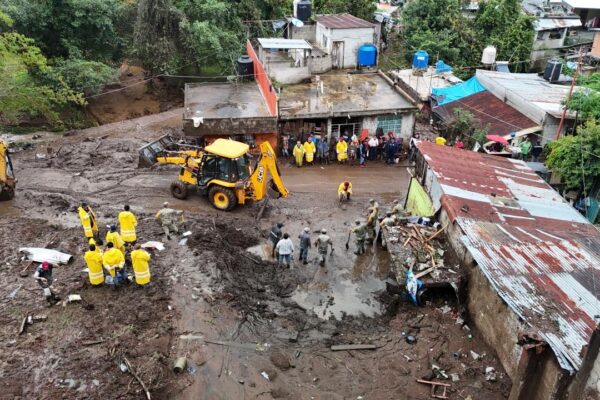 El gobernador Alejandro Armenta aseguró que no se han registrado actos de rapiña en las comunidades afectadas por las lluvias en la Sierra Norte. Foto: Gobierno de Puebla.