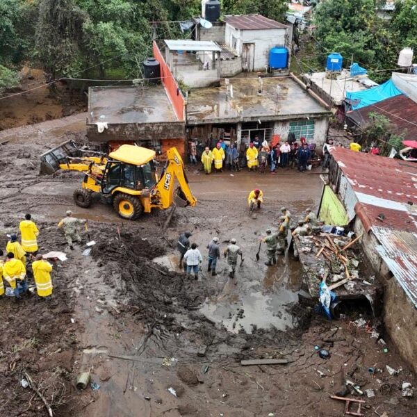 El gobernador Alejandro Armenta aseguró que no se han registrado actos de rapiña en las comunidades afectadas por las lluvias en la Sierra Norte. Foto: Gobierno de Puebla.