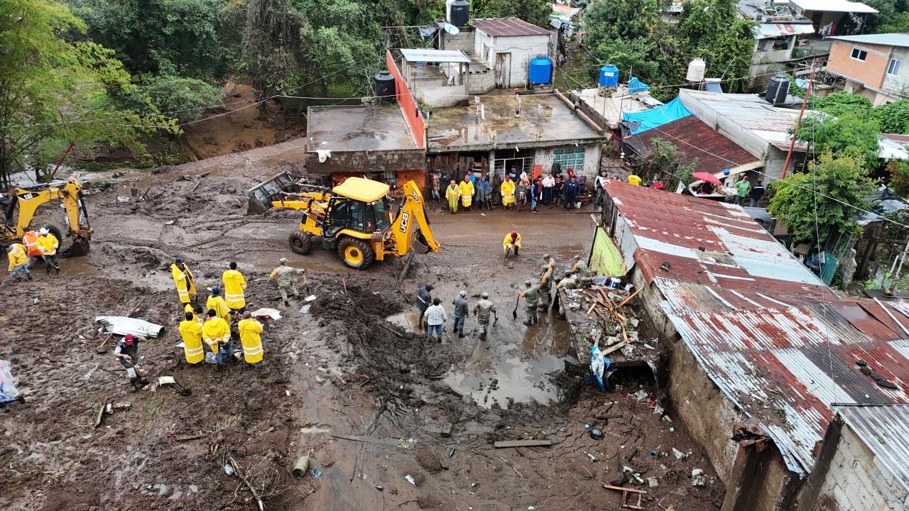 El gobernador Alejandro Armenta aseguró que no se han registrado actos de rapiña en las comunidades afectadas por las lluvias en la Sierra Norte. Foto: Gobierno de Puebla.