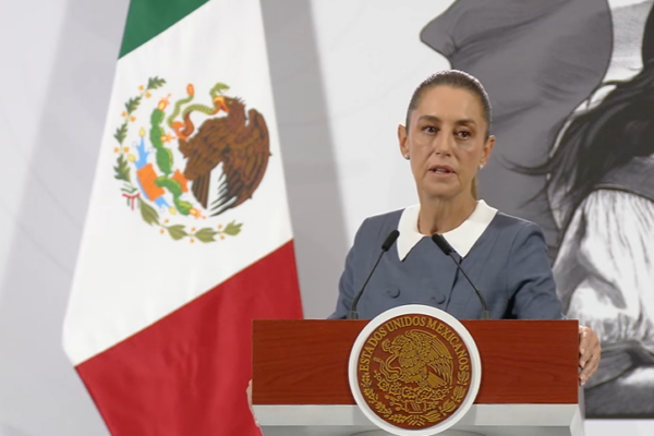 "No está bien", Claudia Sheinbaum calificó como inaceptable la presunta entrega de despensas del CJNG y anunció el inicio de apoyos oficiales a damnificados este fin de semana. Foto: 24 Horas,