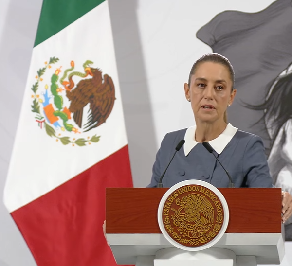 "No está bien", Claudia Sheinbaum calificó como inaceptable la presunta entrega de despensas del CJNG y anunció el inicio de apoyos oficiales a damnificados este fin de semana. Foto: 24 Horas,