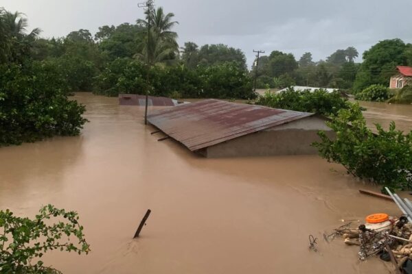 Dos municipios de la Sierra Norte de Puebla siguen incomunicados a casi una semana de las lluvias que dejaron 15 muertos y seis desaparecidos.