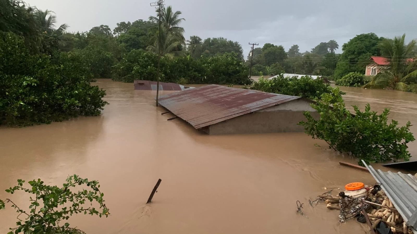 Dos municipios de la Sierra Norte de Puebla siguen incomunicados a casi una semana de las lluvias que dejaron 15 muertos y seis desaparecidos.