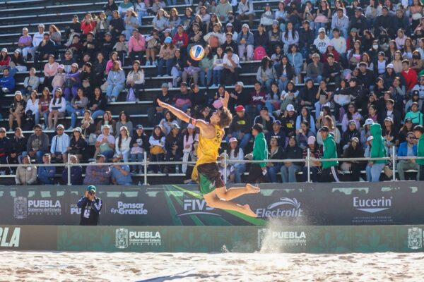 En Cholula ya se juega el Campeonato Mundial de Voleibol de Playa Sub-21, con duelos desde temprano, boletos accesibles y una Fan Zone abierta al público para vivir la experiencia. Foto: Gobierno de Puebla.