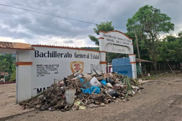 Lluvias afectan a 12 mil 577 escuelas en el centro y oriente de México; la SEP activa seguros para limpieza y reposición de mobiliario. Foto: Gobierno de Puebla.