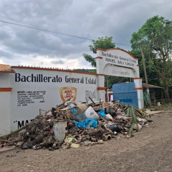 Lluvias afectan a 12 mil 577 escuelas en el centro y oriente de México; la SEP activa seguros para limpieza y reposición de mobiliario. Foto: Gobierno de Puebla.