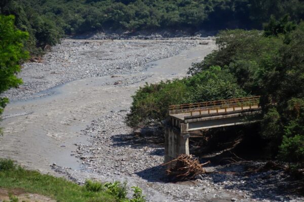 Gobierno estatal y federal trabajan en la reconstrucción del Puente Tecpatlán