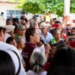 Cada familia damnificada recibirá 20 mil pesos y apoyos para enseres domésticos como parte del plan de recuperación en la Sierra Norte. Foto: X @claudiashein.