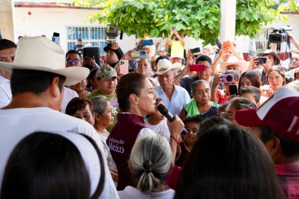 Cada familia damnificada recibirá 20 mil pesos y apoyos para enseres domésticos como parte del plan de recuperación en la Sierra Norte. Foto: X @claudiashein.