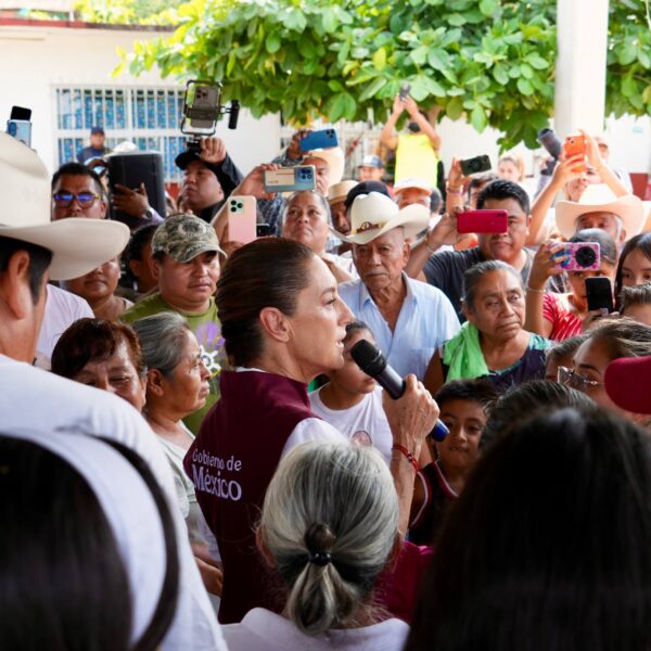 Cada familia damnificada recibirá 20 mil pesos y apoyos para enseres domésticos como parte del plan de recuperación en la Sierra Norte. Foto: X @claudiashein.