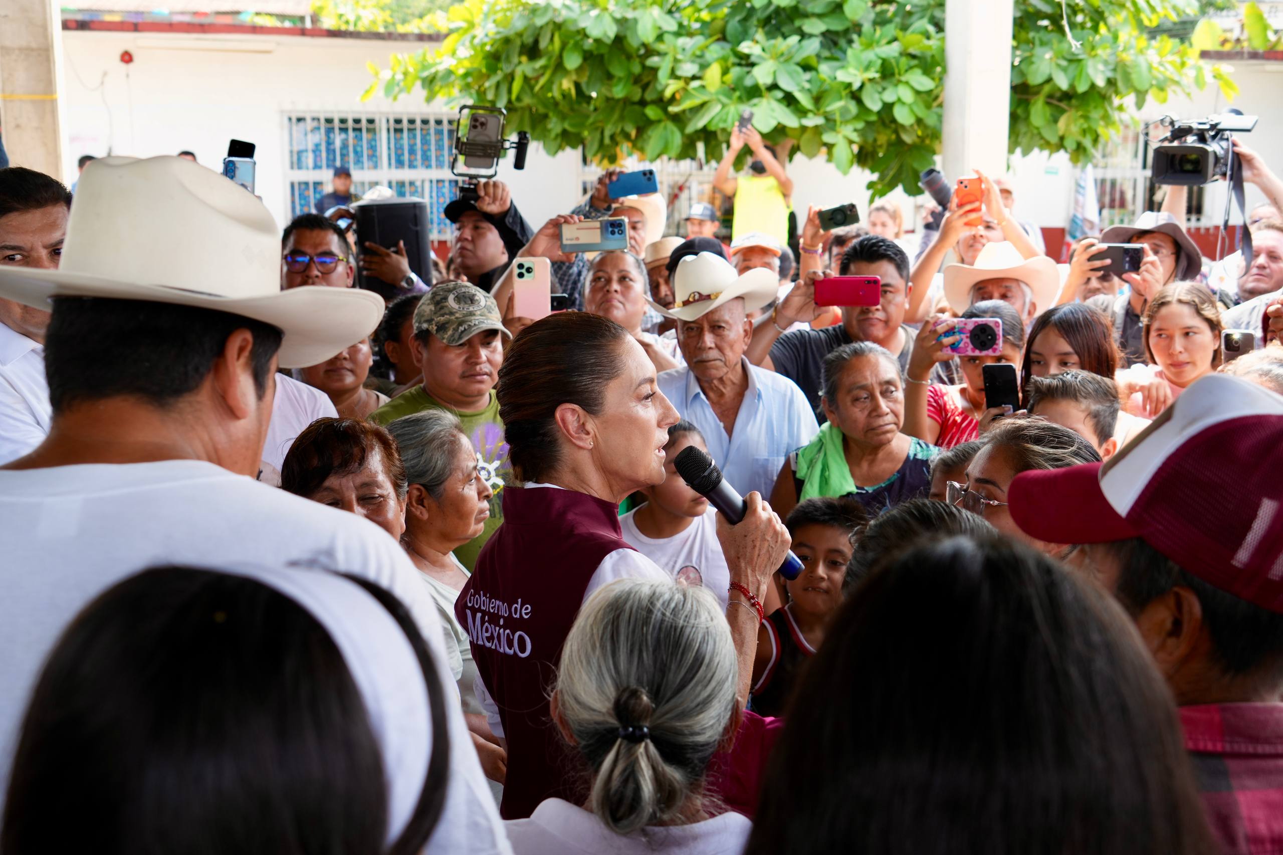 Sheinbaum supervisa entrega de apoyos en Pantepec y anuncia 20 mil pesos para familias afectadas