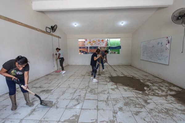 Más de 560 escuelas reabren sus puertas en la Sierra Norte tras las intensas lluvias. Foto: SEP.