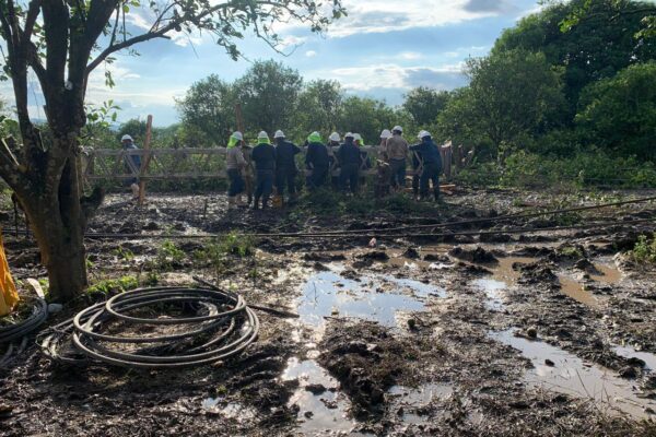 La CFE informó que el 98.56% de los usuarios afectados por las lluvias en Puebla ya cuentan con energía eléctrica. Foto: CFE.