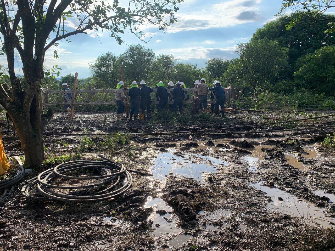 La CFE informó que el 98.56% de los usuarios afectados por las lluvias en Puebla ya cuentan con energía eléctrica. Foto: CFE.