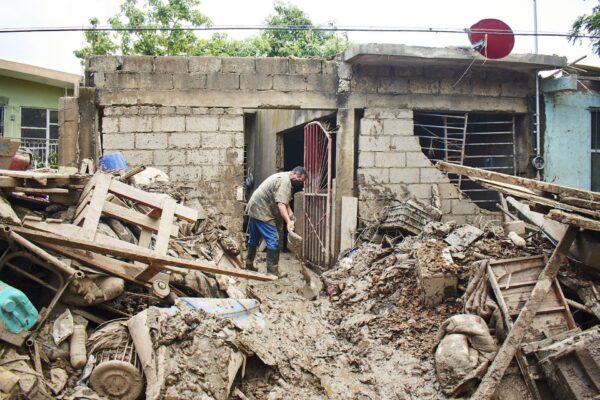 10 mil millones de pesos integran el presupuesto federal para las familias afectadas por lluvias; cada hogar recibirá entre 20 y 70 mil pesos, según el nivel de daño, además de vales para alimentos y enseres domésticos. Foto: Chilango.