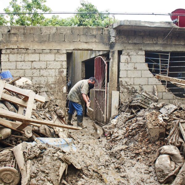 10 mil millones de pesos integran el presupuesto federal para las familias afectadas por lluvias; cada hogar recibirá entre 20 y 70 mil pesos, según el nivel de daño, además de vales para alimentos y enseres domésticos. Foto: Chilango.